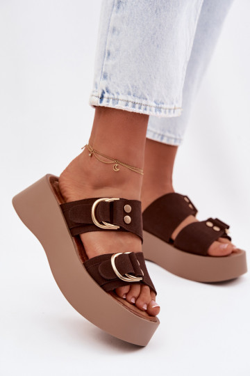 Zapatillas de mujer con plataforma y hebillas doradas color chocolate Nelirae