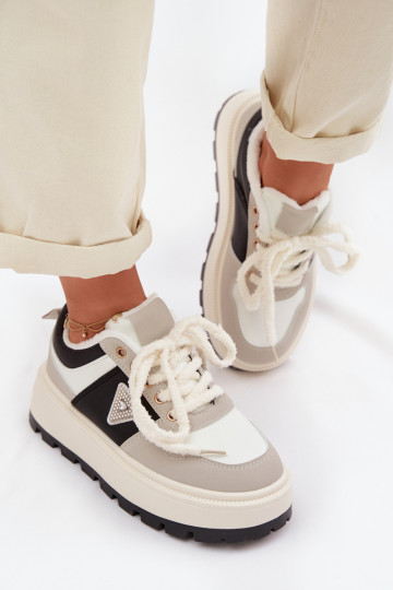 Zapatillas modelo zapatos. Femenino con una plataforma color gris Florinda