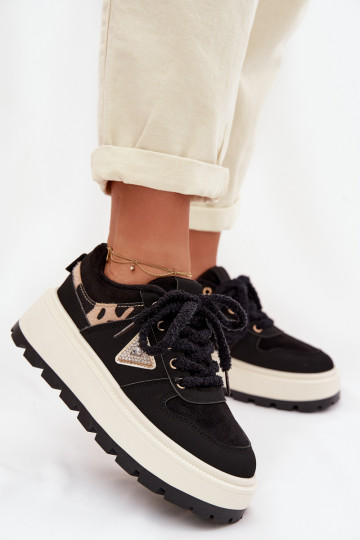 Zapatillas modelo zapatos. Femenino con una plataforma de color negro Florinda