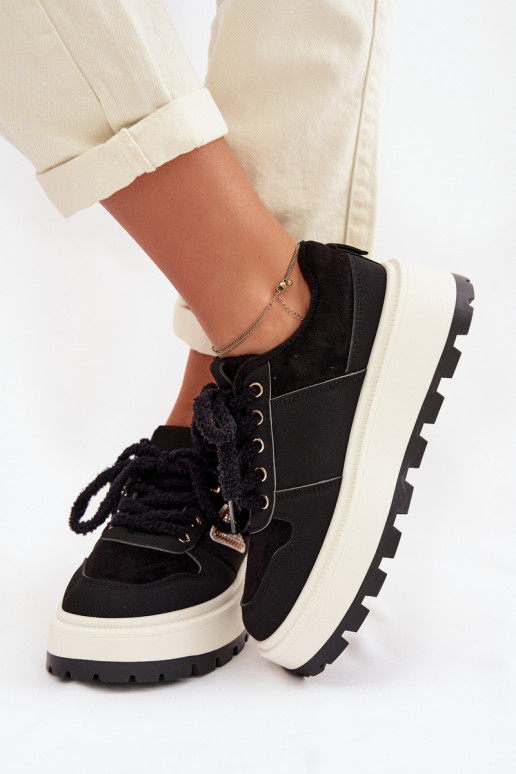 Zapatillas modelo zapatos. Femenino con una plataforma de color negro Florinda