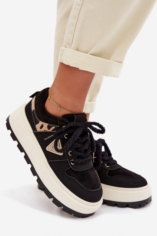 Zapatillas modelo zapatos. Femenino con una plataforma de color negro Florinda