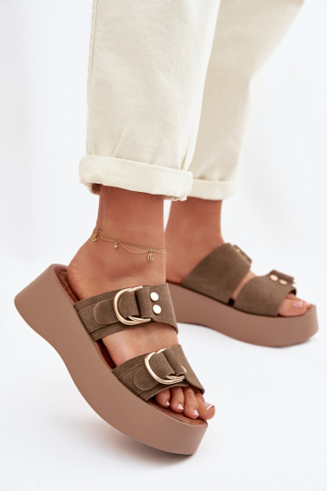 Zapatillas de mujer con plataforma y hebillas doradas color verde Nelirae