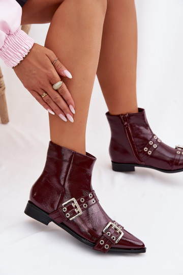 Botines de mujer con efecto charol y tacones anchos con tiras y hebillas color burdeos Hamira