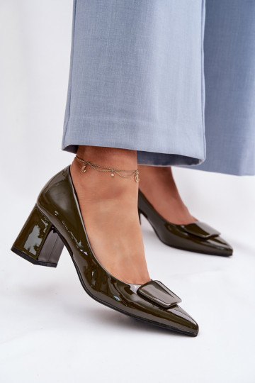 con efecto barniz Zapatos con tacones con adornos de color caqui Isoline