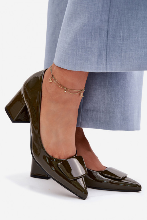 con efecto barniz Zapatos con tacones con adornos de color caqui Isoline