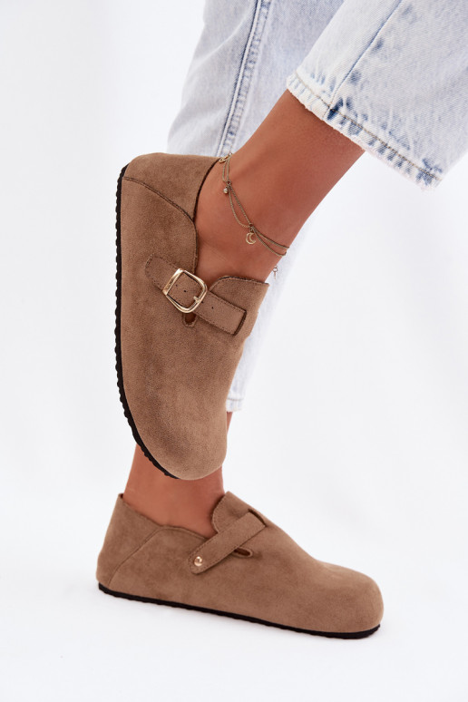 Zapatos de mujer de cuero sintético con hebillas doradas color arena Ismora