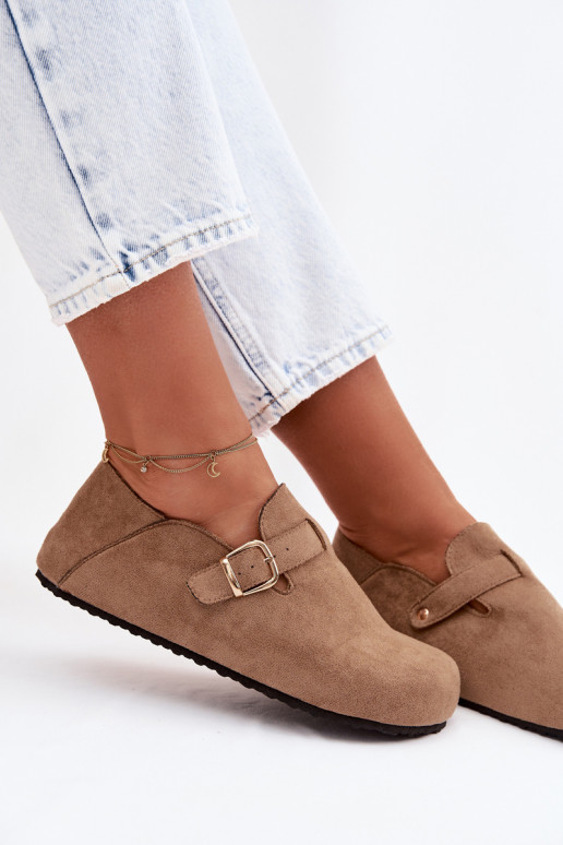 Zapatos de mujer de cuero sintético con hebillas doradas color arena Ismora