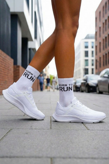 Medias Femenino BORN TO RUN el color blanco