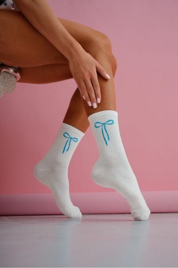 Medias de mujer de color blanco con adorno de lazo azul