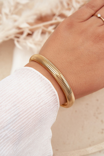 Una pulsera Femenino de acero inoxidable color dorado