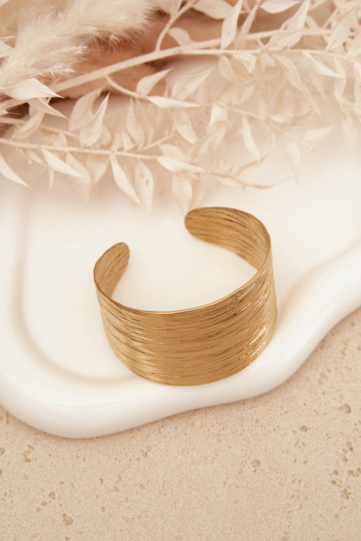 Una pulsera Femenino de acero inoxidable color dorado