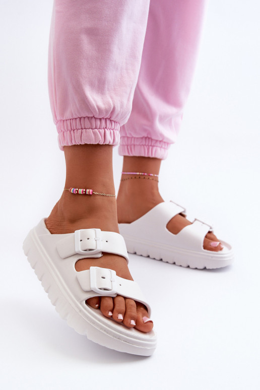 Zapatillas de mujer con espuma. con una plataforma el color blanco Melorea
