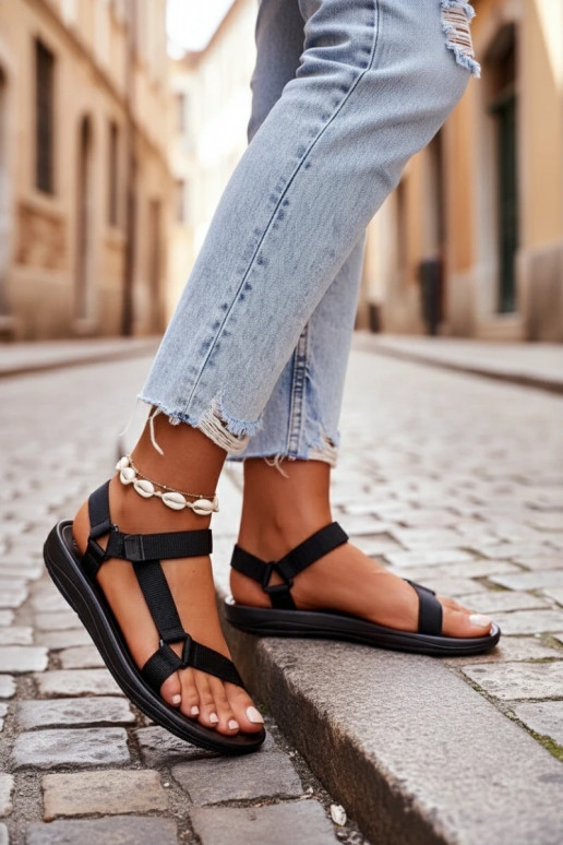 Sandalias de mujer de estilo deportivo con cierres adhesivos en color negro Vilari