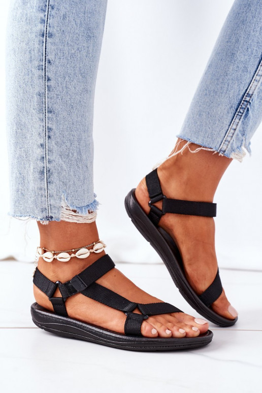 Sandalias de mujer de estilo deportivo con cierres adhesivos en color negro Vilari