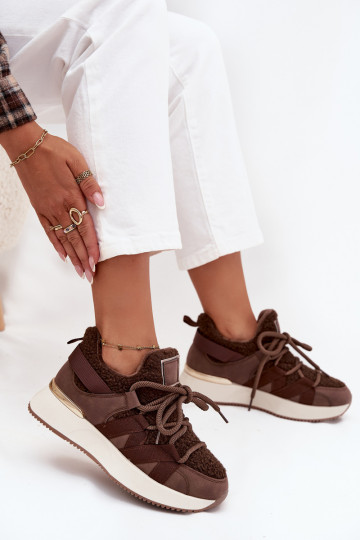 calentamiento Zapatillas modelo zapatos. Femenino con una plataforma color marrón Juvira