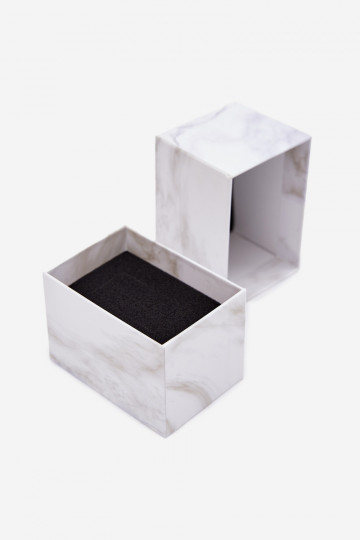 Una caja Activado Mirar GG Luxe el color blanco 2