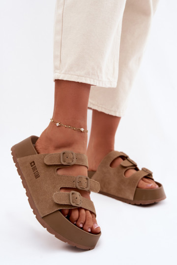 zapatillas de mujer con una plataforma con rayas Big Star TT274530 color marrón 2