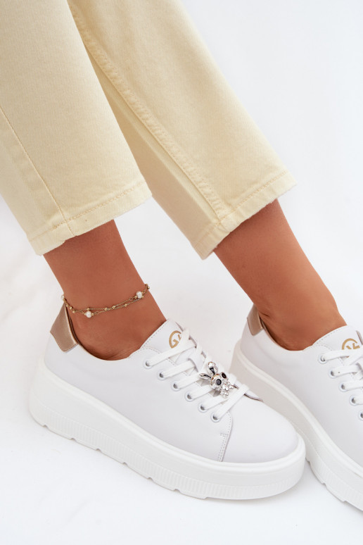 Piel Zapatillas modelo zapatos. Femenino con una plataformaPrzypinką Vinceza 39973 el color blanco