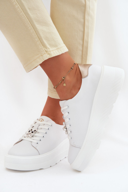 Piel Zapatillas modelo zapatos. Femenino con una plataformaPrzypinką Vinceza 39973 el color blanco