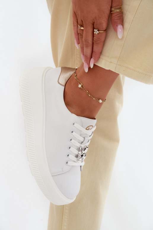 Piel Zapatillas modelo zapatos. Femenino con una plataformaPrzypinką Vinceza 39973 el color blanco