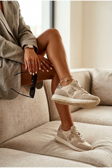 Piel de gamuza Zapatillas modelo zapatos. Femenino con una plataforma Kobbo 100103 beige