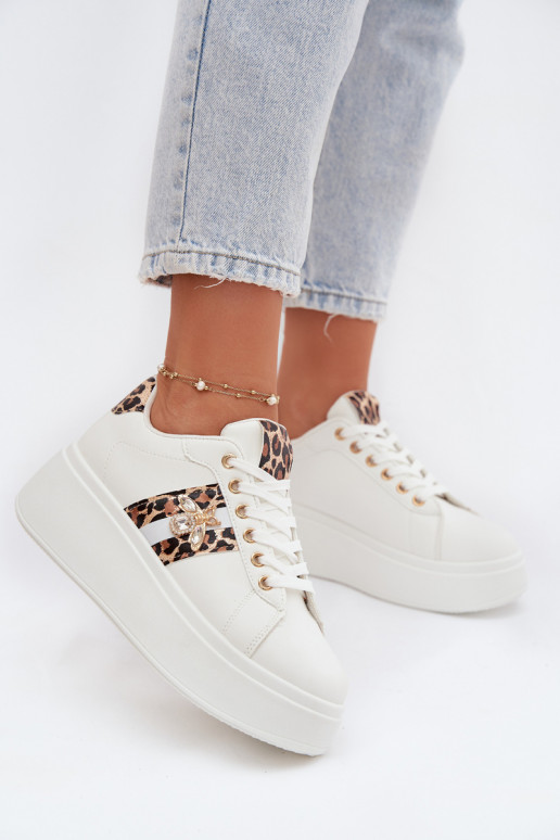 Zapatillas modelo zapatos. Femenino con una plataformaPrzypinką el color blanco con estampados de piel de leopardo Palvessa