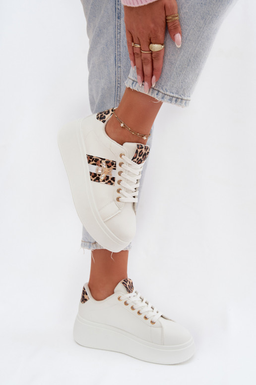 Zapatillas modelo zapatos. Femenino con una plataformaPrzypinką el color blanco con estampados de piel de leopardo Palvessa