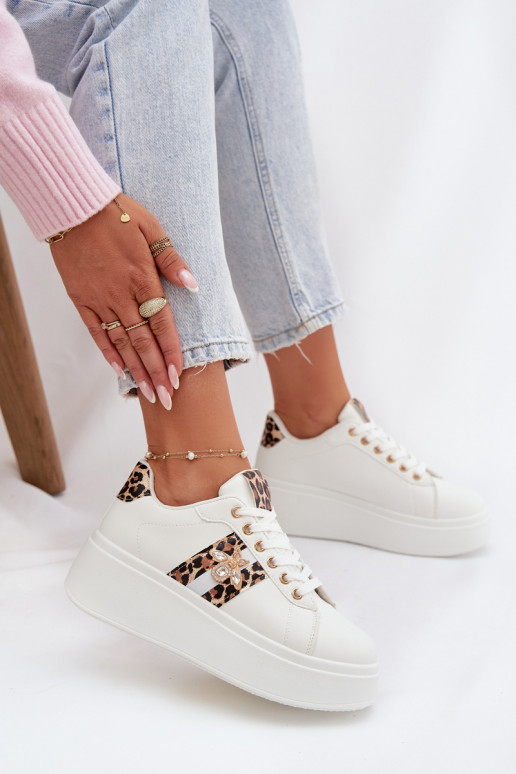 Zapatillas modelo zapatos. Femenino con una plataformaPrzypinką el color blanco con estampados de piel de leopardo Palvessa