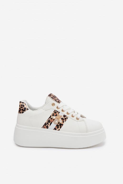 Zapatillas modelo zapatos. Femenino con una plataformaPrzypinką el color blanco con estampados de piel de leopardo Palvessa