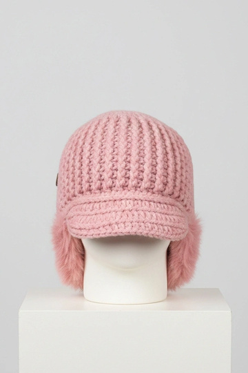 Gorra rosa con calentadores...