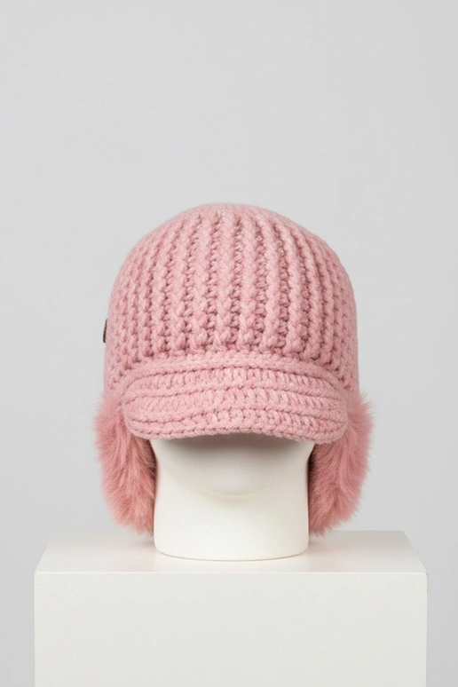 Gorra rosa con calentadores de orejas...