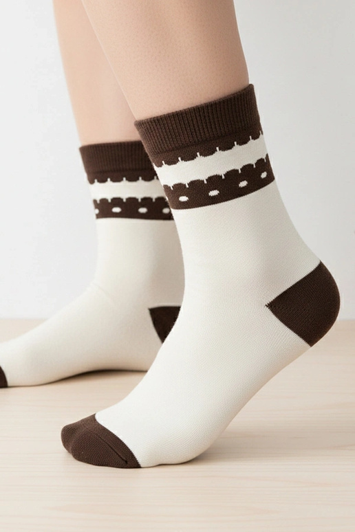 Calcetines beige cálidos con acento...