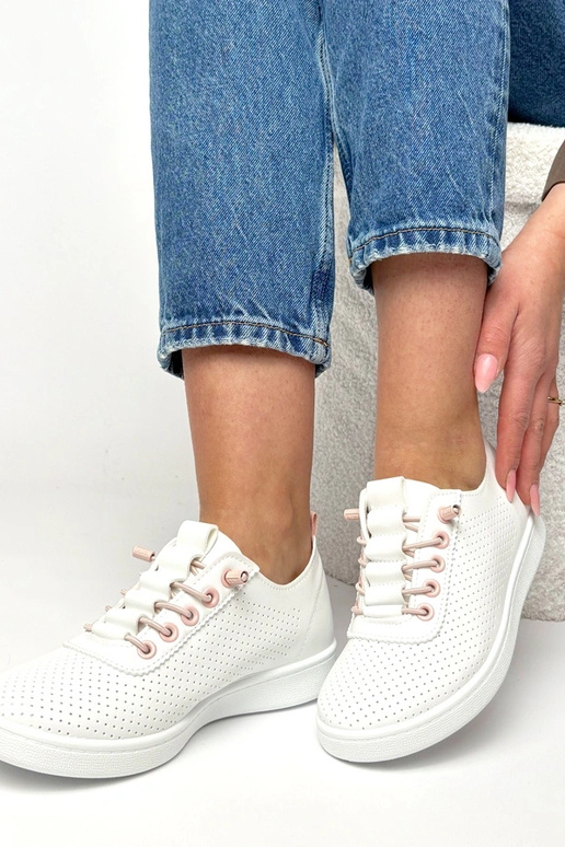 Zapatillas deportivas blancas...