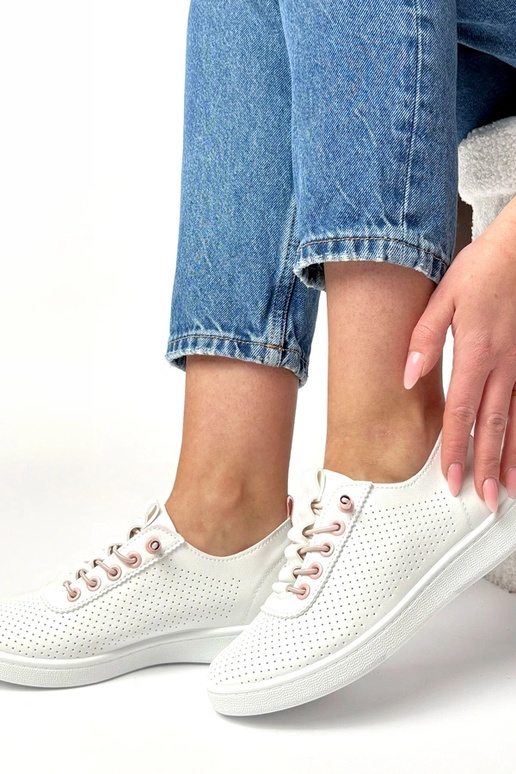 Zapatillas deportivas blancas...