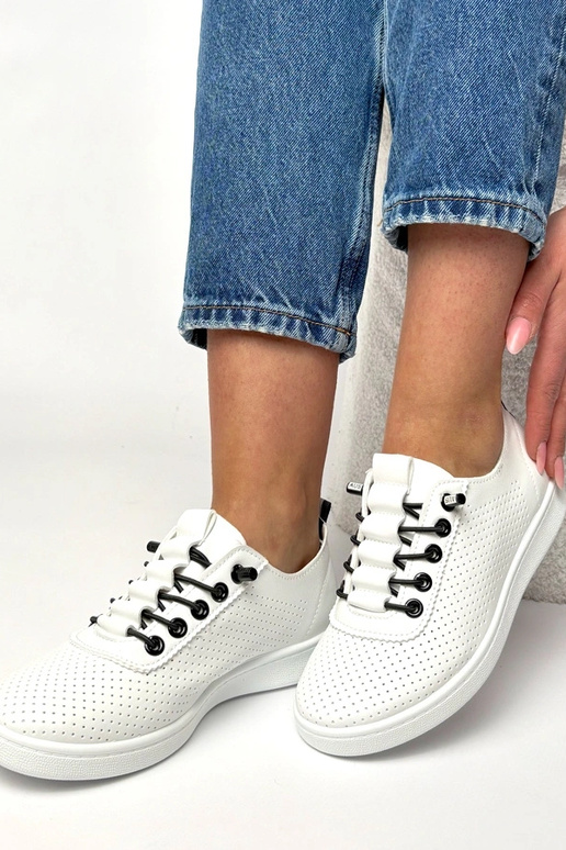 Zapatillas deportivas blancas...