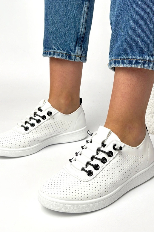 Zapatillas deportivas blancas...