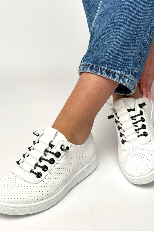 Zapatillas deportivas blancas...