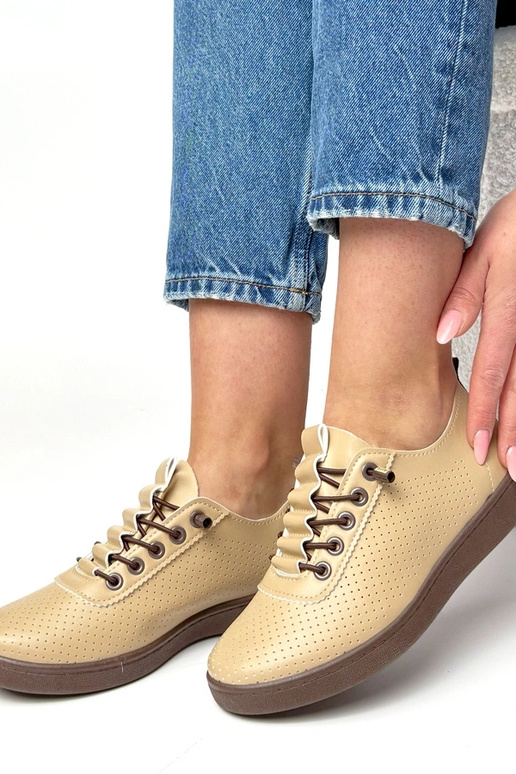 Zapatillas deportivas perforadas...