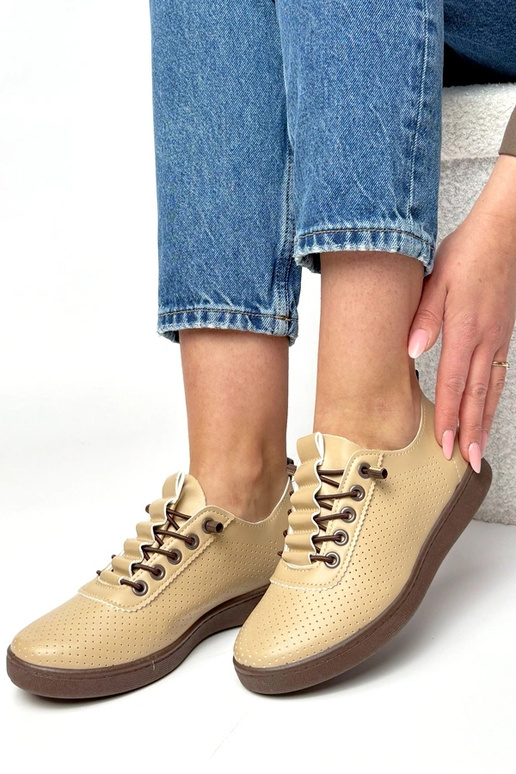 Zapatillas deportivas perforadas...