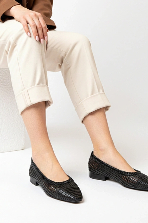 Bailarinas negras de charol con tacón...