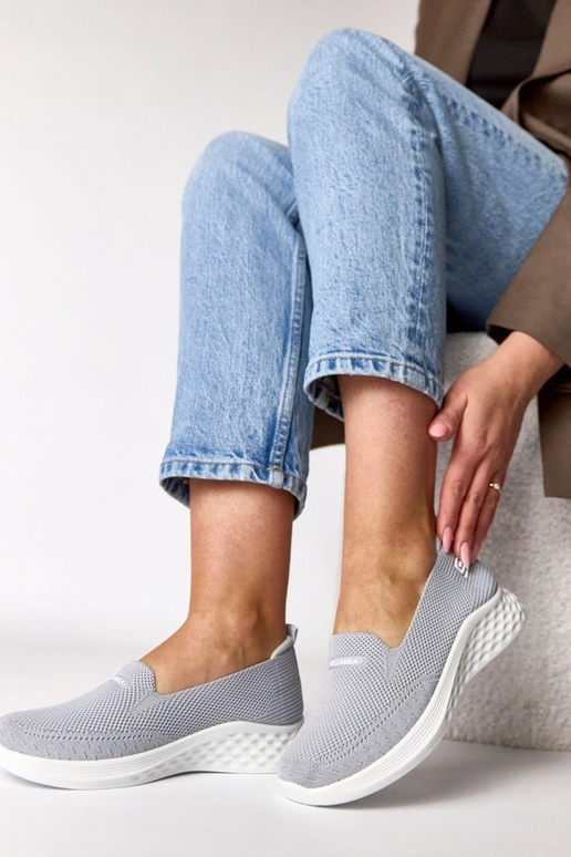 Zapatillas deportivas de tela grises...