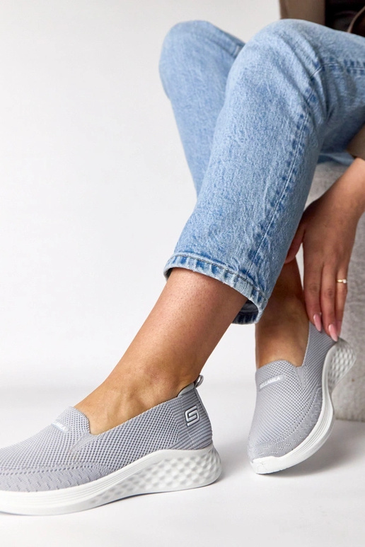 Zapatillas deportivas de tela grises...