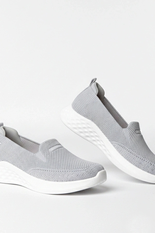 Zapatillas deportivas de tela grises...