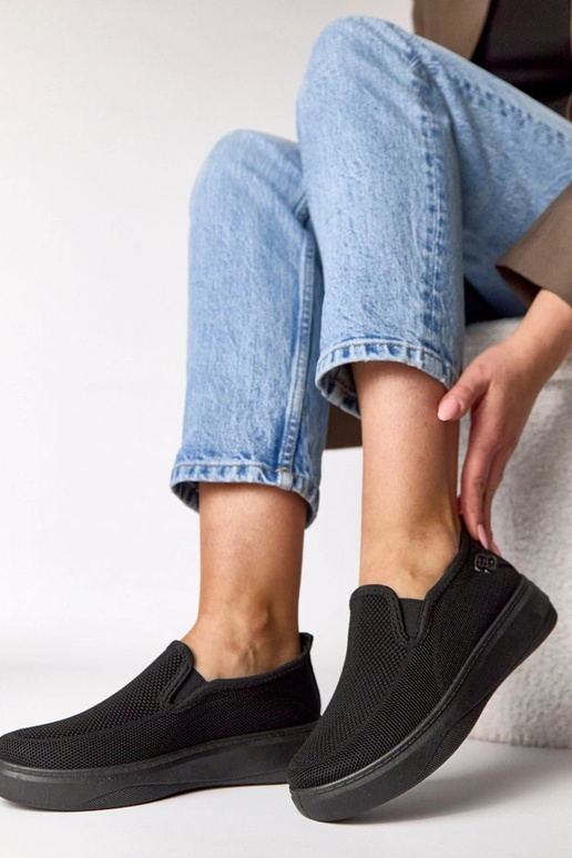 Zapatillas deportivas de tela negras...