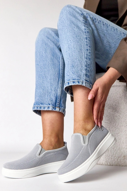 Zapatillas deportivas de tela grises...