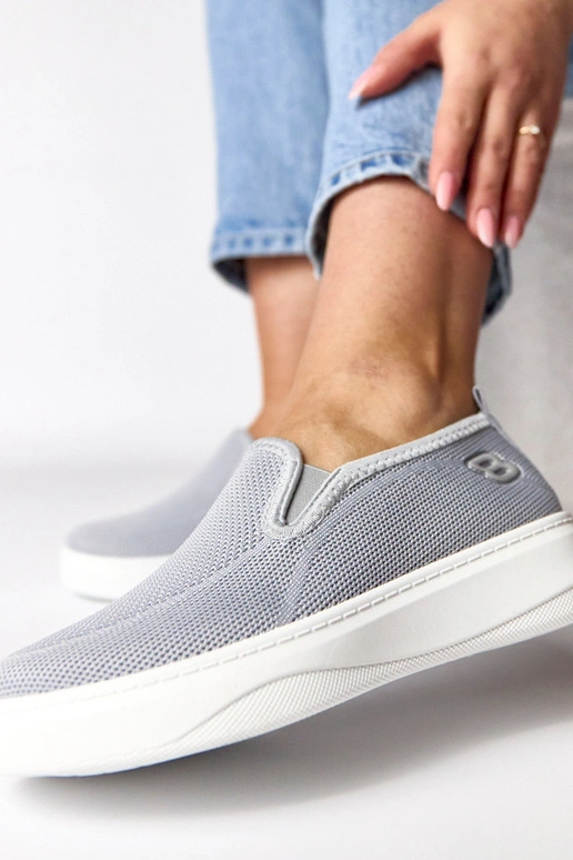 Zapatillas deportivas de tela grises...