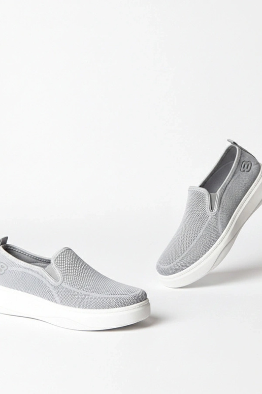 Zapatillas deportivas de tela grises...