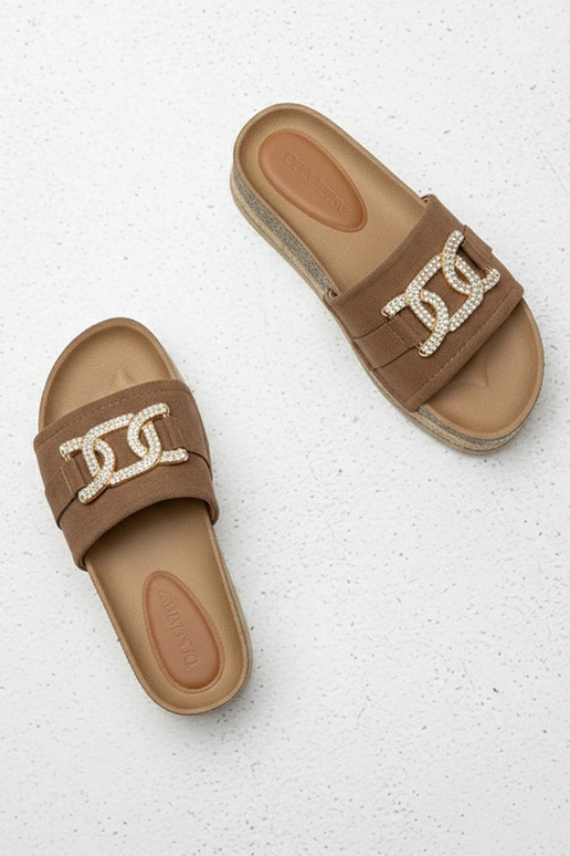 Chanclas con plataforma y adornos...