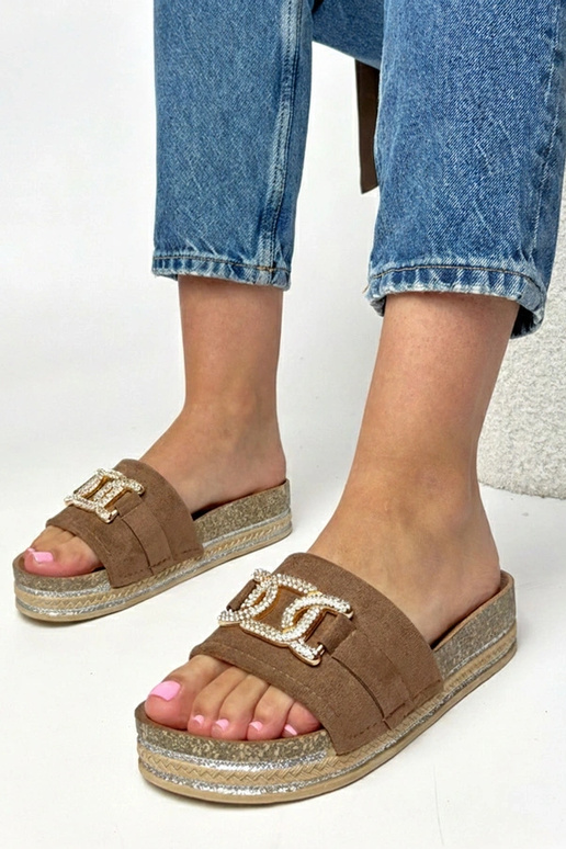 Chanclas con plataforma y adornos...