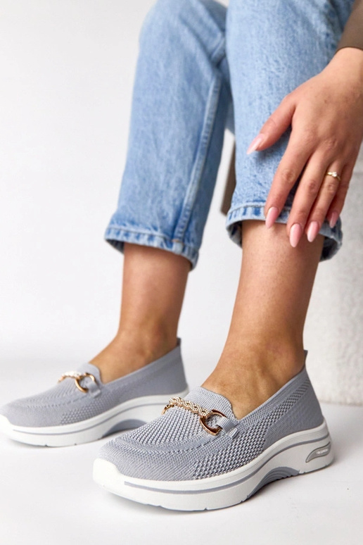 Zapatillas deportivas de tela grises...